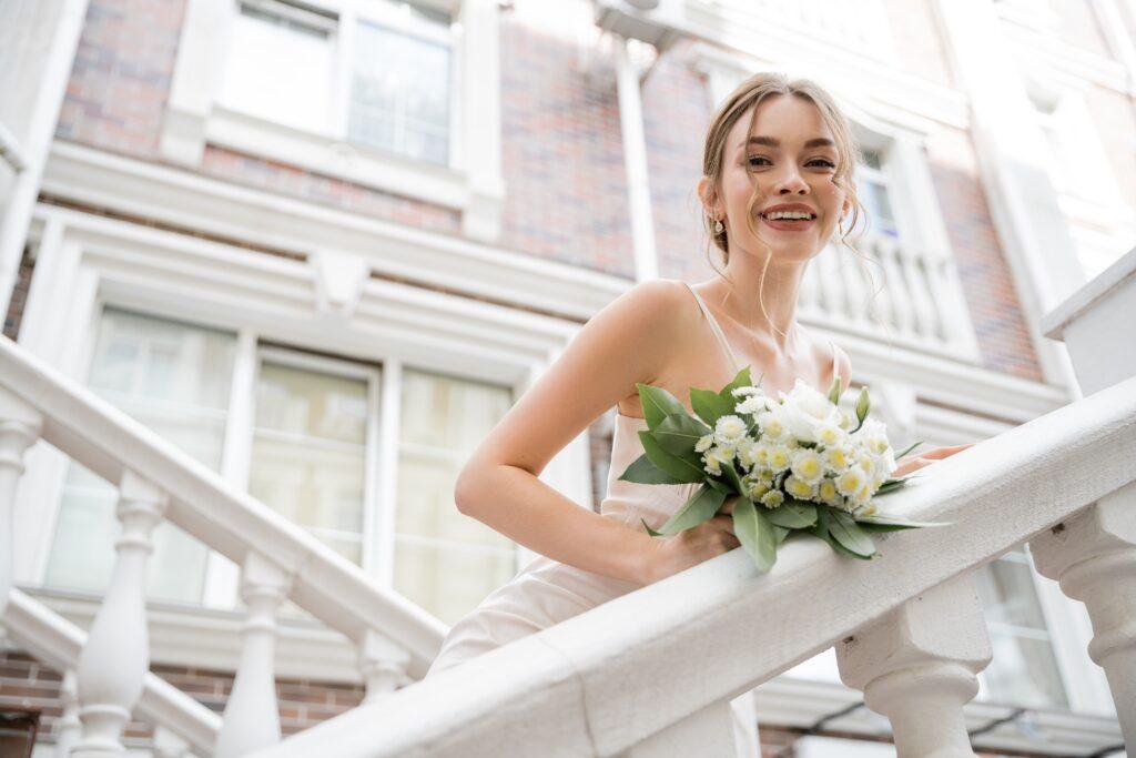 【結婚式に芸人を呼ぶ！】盛り上がりのポイントと費用、呼ぶ方法まとめ