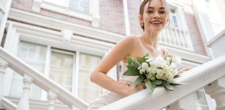 【結婚式に芸人を呼ぶ！】盛り上がりのポイントと費用、呼ぶ方法まとめ